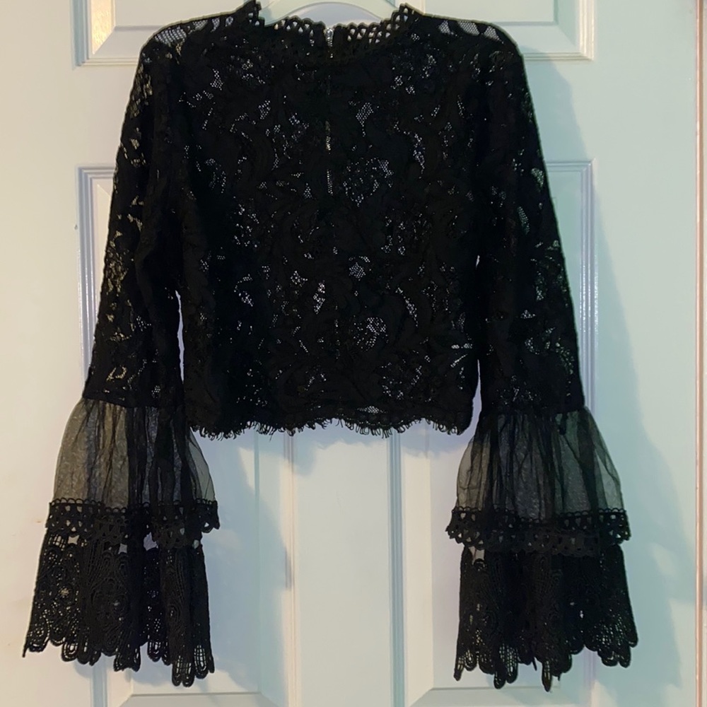 ⛄️3/$25 ⛄️ Lace top w flare sleeves